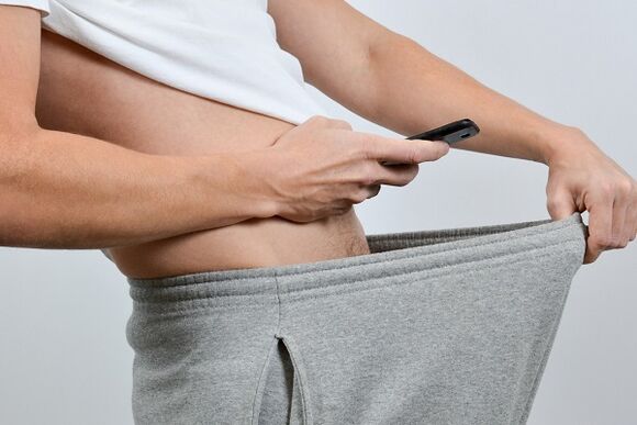 მამაკაცი შარვალს ქვემოდან უყურებს გადიდებულ პენისს